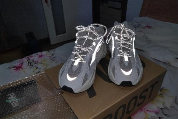 yeezy 700 v2ٶԱ Ҭ700ٱ