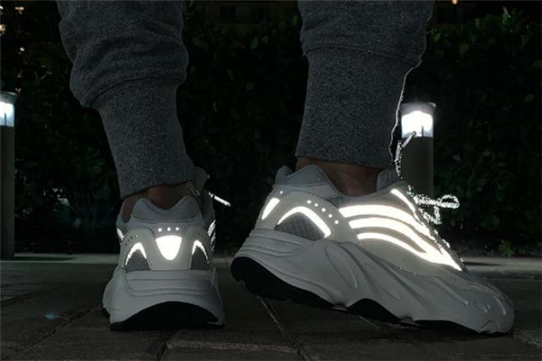 yeezy 700 v2ٶԱ Ҭ700ٱ